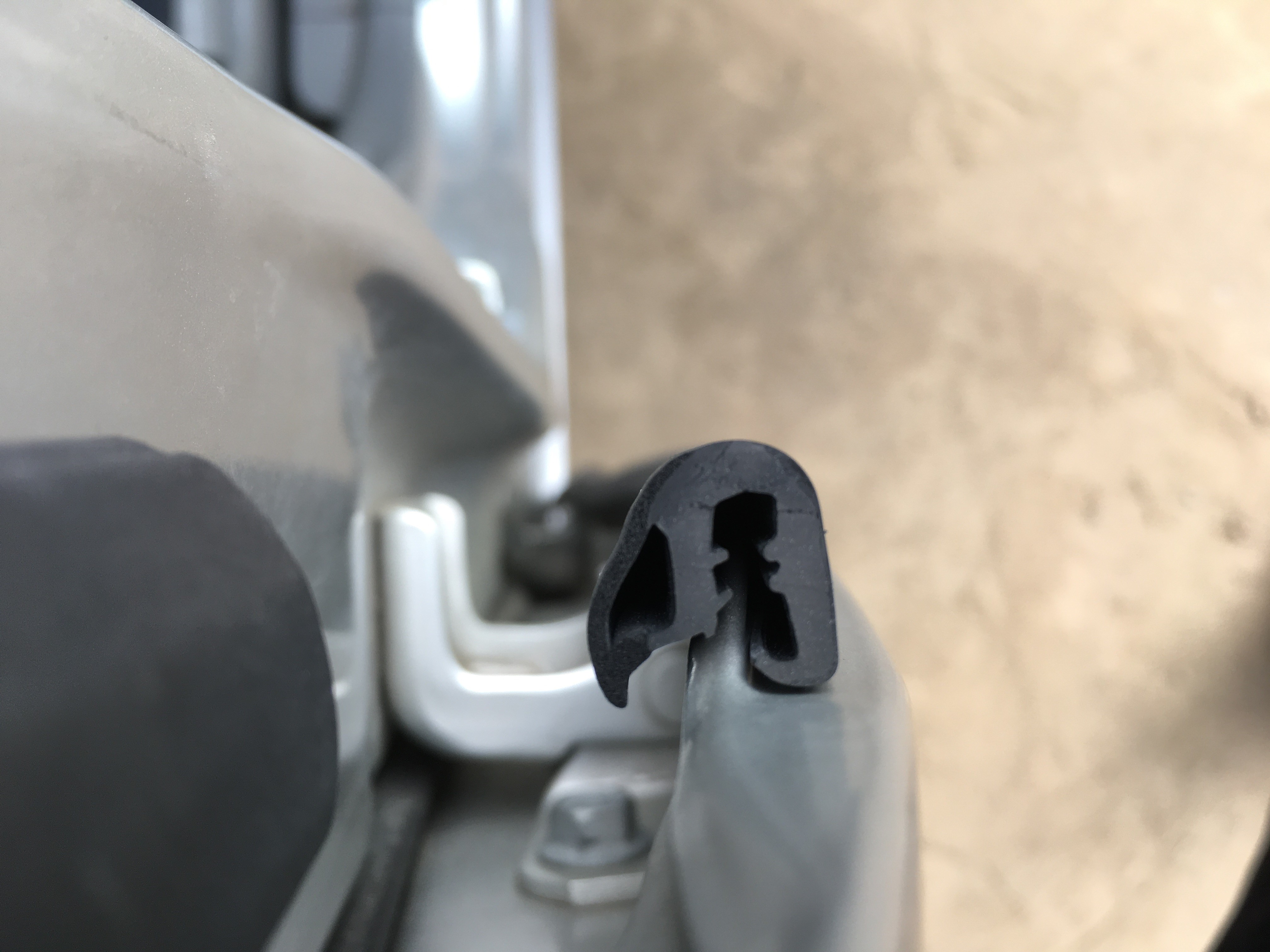 エーモン静音計画 風切り音防止モールでドアの隙間を埋め 風切り音を防止せよ