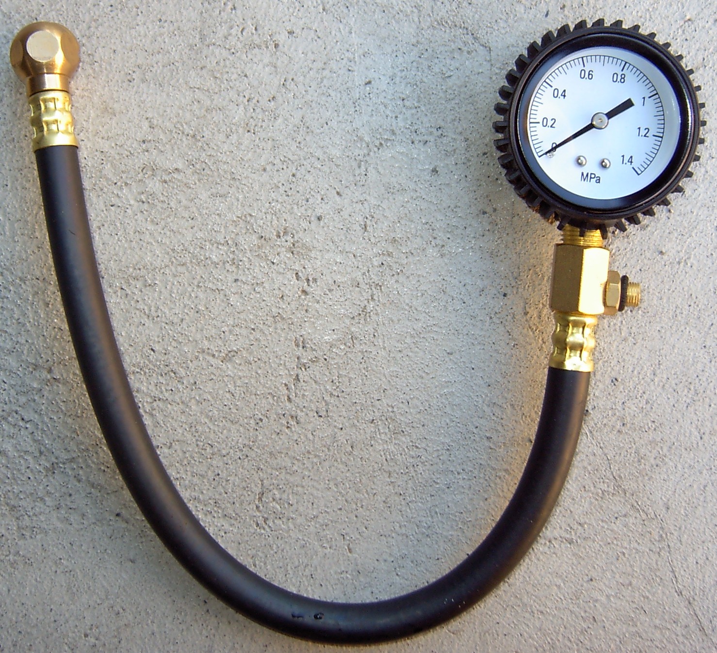 高速で燃費向上を狙うならタイヤの空気圧は高めにセットし 転がり抵抗を減らせ