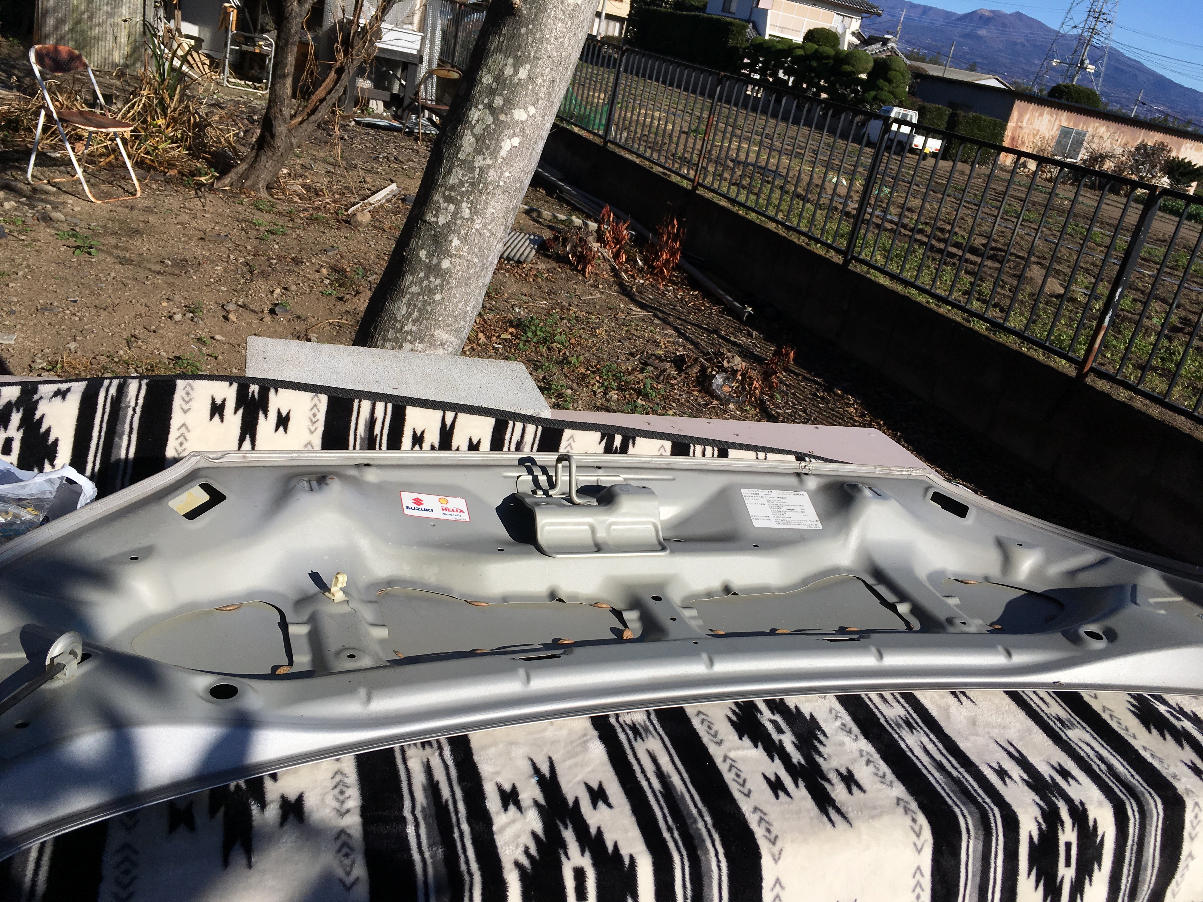 自作の断熱シートをボンネットに装着することでエンジンルームを保温し 燃費向上と静音化を実現せよ